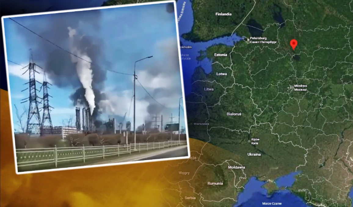 Atak dronów na rosyjską fabrykę chemiczną w Czerepowcu Rosyjska fabryka chemiczna w Czerepowcu, gęsty czarny i biały dym z kominów nad instalacjami przemysłowymi.