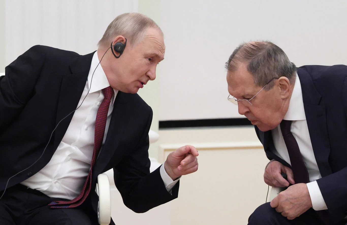 Rosja deklaruje gotowość pomocy w zapewnieniu pokoju na Bliskim Wschodzie (zdj. ilustracyjne) Władimir Putin i Siergiej Ławrow w garniturach rozmawiają ze sobą; jeden trzyma dłoń w pięść, drugi słucha uważnie.
