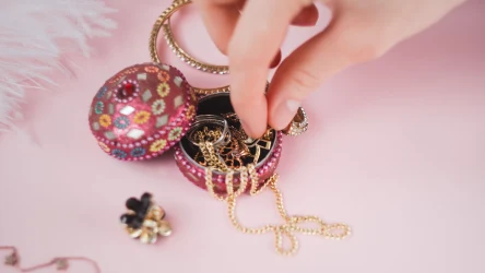 Odpowiednia biżuteria może przyciągnąć do życia szczęście w finansach. Sprawdź, co o tym mówią dawne przesądy.