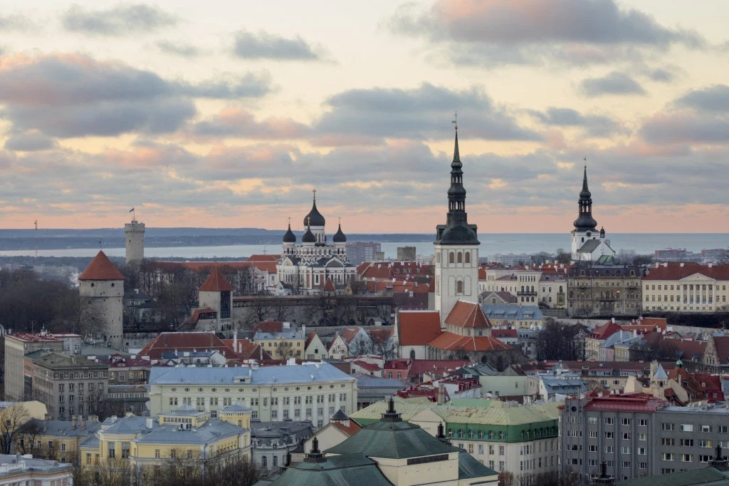 Rekordowa liczba zatrzymań rosyjskich agentów w Estonii. Zdjęcie ilustracyjne: Tallin, stolica Estoni Panorama Tallina o zachodzie słońca. Widoczne budynki i różowe niebo z chmurami.