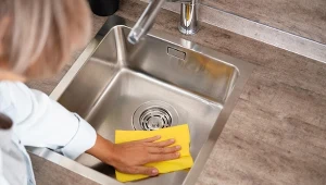 Stalowy zlew można wyczyścić na błysk domowym sposobem. 