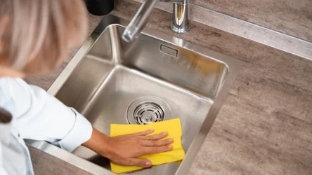 Stalowy zlew można wyczyścić na błysk domowym sposobem. 