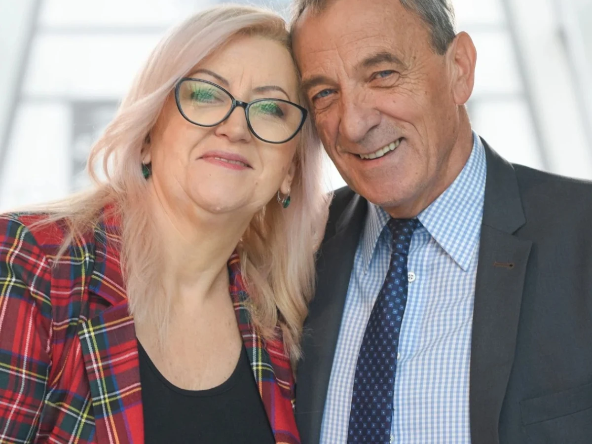 Anna Król i Zbigniew Zamróz z "Sanatorium miłości" 3 Anna Król i Zbigniew Zamróz z 3. sezonu „Sanatorium miłości” stoją razem, patrząc w obiektyw aparatu.