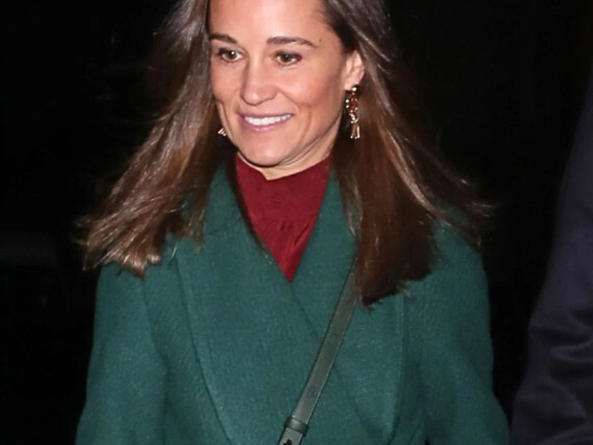 Pippa Middleton Pippa Middleton w zielonym płaszczu i bordowym golfie, z brązowymi włosami i ciemną torebką na ramieniu