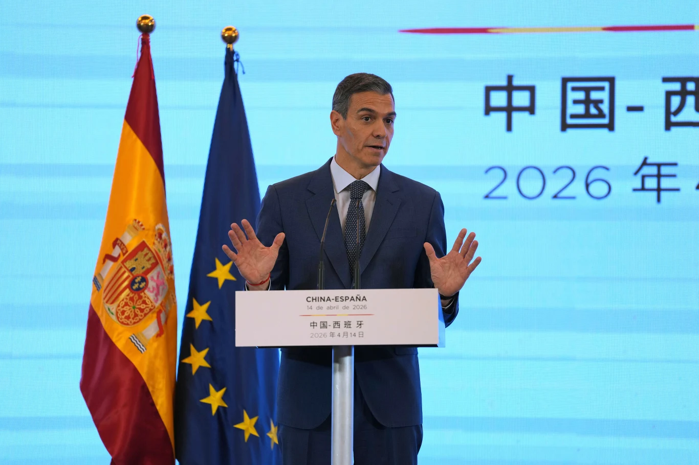 Premier Hiszpanii po rozmowie z Xi Jinpingiem mówił o "reformach światowego porządku" Premier Hiszpanii podczas konferencji prasowej w Chinach. W tle flagi Hiszpanii, UE i napisy po chińsku i hiszpańsku.