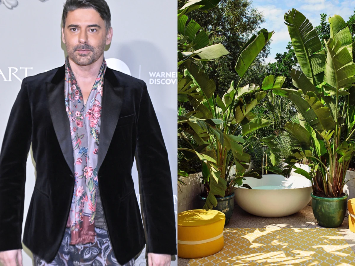 Elegancko ubrany mężczyzna z zarostem w czarnej marynarce i wzorzystym szalu stoi na tle stonowanej ścianki medialnej; po prawej stronie egzotyczny taras z dużą wanną na świeżym powietrzu otoczoną bujną zielenią tropikalnych roślin i żółtymi pufami na ...