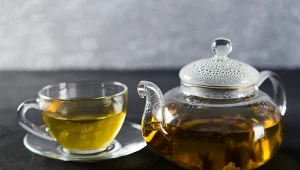 Regularne picie herbaty z pokrzywy przynosi szereg właściwości korzystnych dla organizmu.