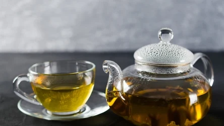 Regularne picie herbaty z pokrzywy przynosi szereg właściwości korzystnych dla organizmu.