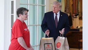 Donald Trump odbierający przesyłkę w Białym Domu