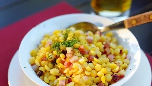 Groch łuskany to skarbnica białka i innych witamin. Można z niego zrobić nie tylko sycącą zupę.