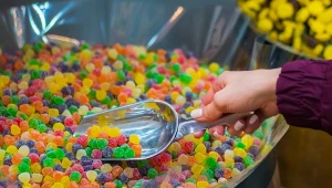 Czerwień allura to barwnik najczęściej dodawany do słodyczy