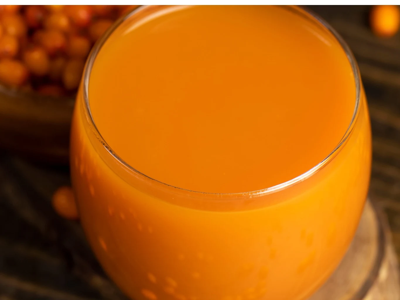 Domowy kolagen przygotowuje się z trzech naturalnych składników. Szklanka domowego kolagenu z żelatyny i soku rokitnika.