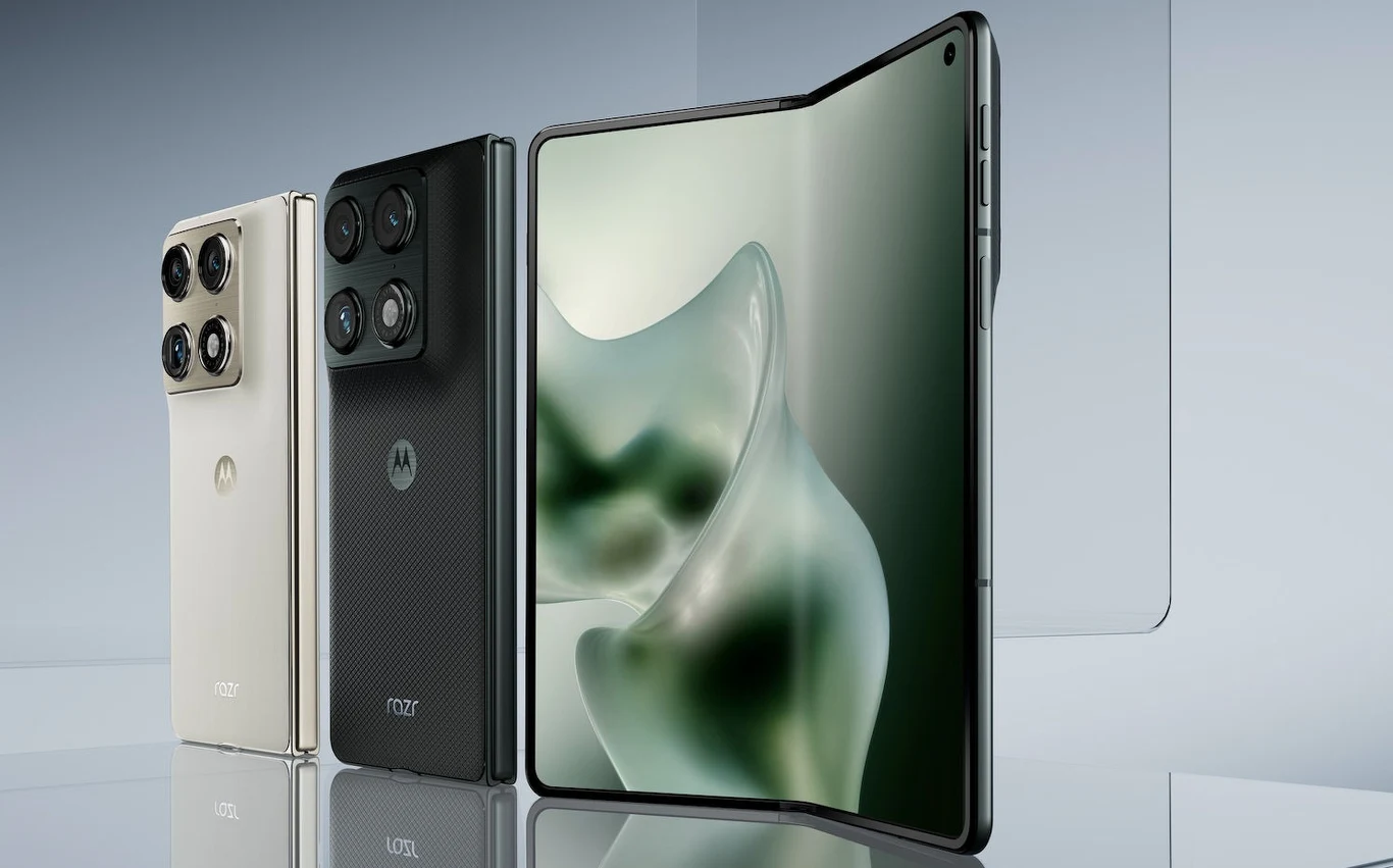 Dwa tradycyjne smartfony w jasnej i ciemnej wersji kolorystycznej z dużymi modułami aparatów oraz składany smartfon z dużym, rozłożonym ekranem i cienkimi ramkami.