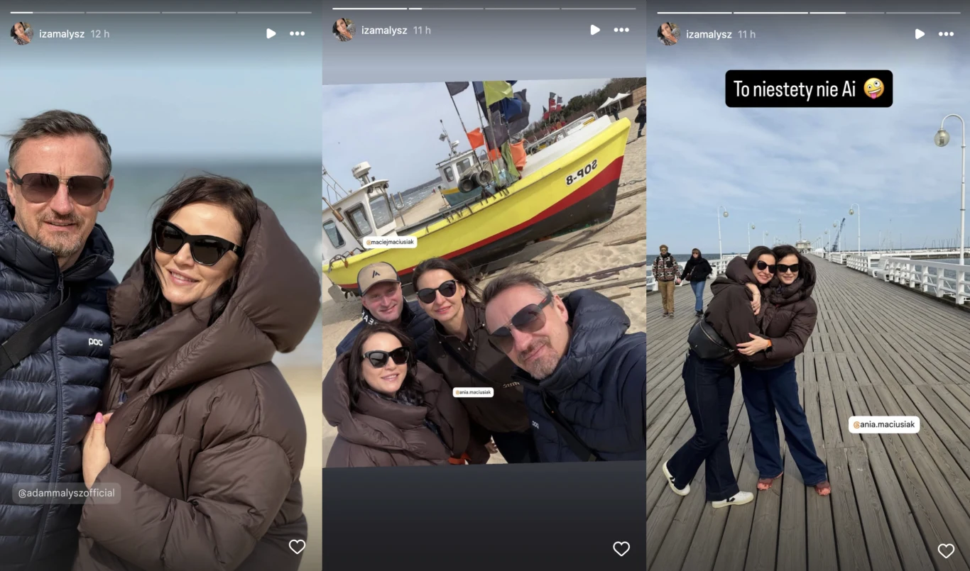 Trzy osoby pozują razem w różnych nadmorskich lokalizacjach: na tle morza, obok żółtej łodzi rybackiej oraz na drewnianym molo, ubrane w ciepłe kurtki i okulary przeciwsłoneczne, obejmują się i uśmiechają do aparatu.