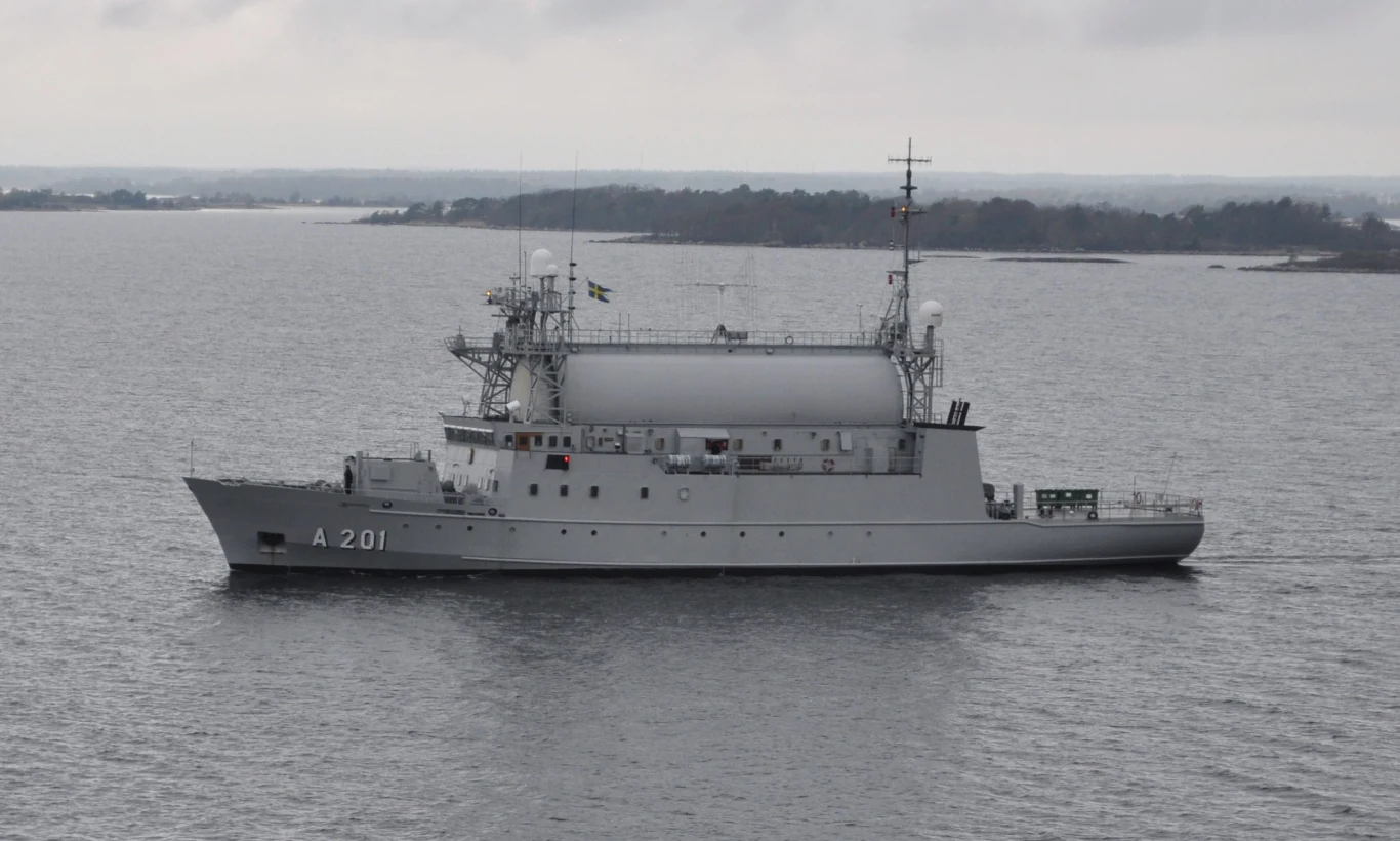 Szwedzi reaktywują okręt HMS Orion. Teraz będzie pilnował Bałtyku Okręt wojenny w klasycznym szarym malowaniu podczas rejsu; w tle zalesione wybrzeże z niewielkimi wysepkami