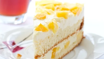 Biszkoptowe ciasto z kremem z dodatkiem ananasa 