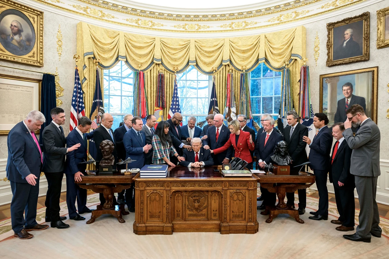 W otoczeniu Donalda Trumpa dominują dwa nurty religijne. Nie chodzi o katolicyzm Grupa osób zebrana przy prezydencie Donaldzie Trumpie przy dużym biurku w Gabinecie Owalnym