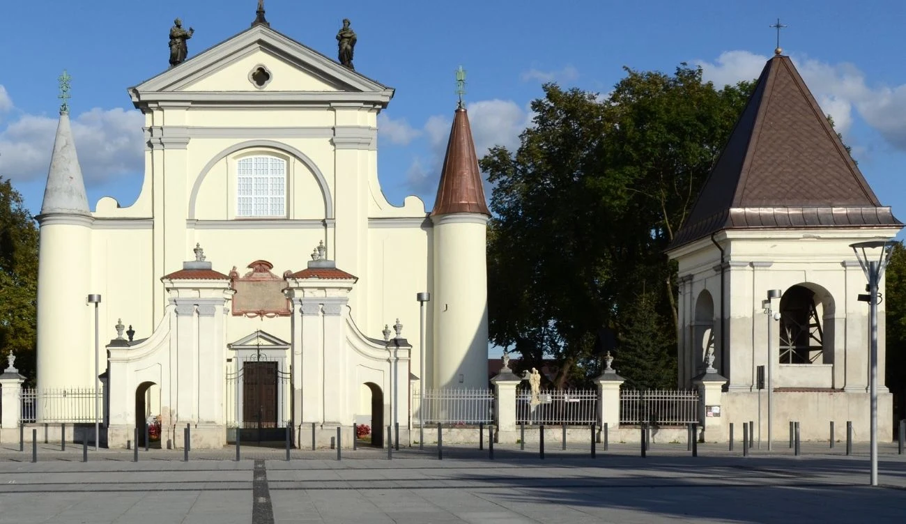 W Bazylice w Węgrowie znajduje się tajemnicze Lustro Mistrza Twardowskiego Bazylika w Węgrowie z barokową fasadą, dwiema wieżyczkami, dzwonnicą i metalowym ogrodzeniem na placu.