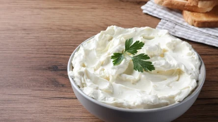 Kremowa pasta z fety to doskonały dodatek do pieczywa, grillowanego mięsa i wielu innych dań czy przekąsek.