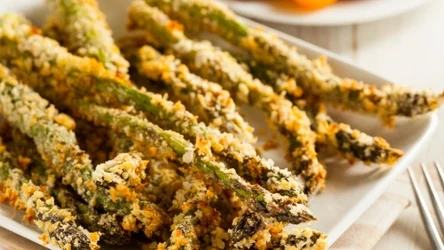 Chrupiące szparagi w panierce zdobywają coraz większą popularność.