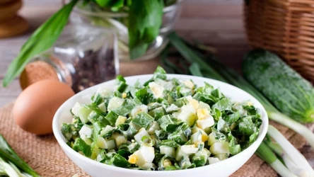 Sałatka z czosnkiem niedźwiedzim