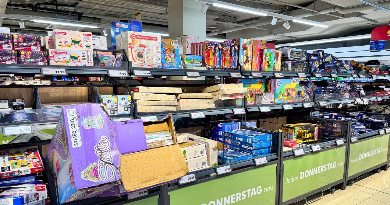 Aldi przecenił drugi produkt aż o 80%. Spodnie i grill znikną w kilka godzin Półki Aldi z zabawkami: klocki, zestawy do budowania i gry planszowe w kolorowych opakowaniach z widocznymi cenami.
