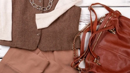 Odpowiednie dodatki mogą odmłodzić stylizację i dodać jej "pazura"