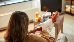 Wieczorny rytuał nie musi oznaczać alkoholu. Coraz więcej osób wybiera napoje, które wspierają sen i regenerację zamiast je zaburzać.