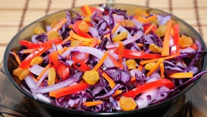 Surówka colesław z czerwonej kapusty to chrupiący dodatek do obiadu