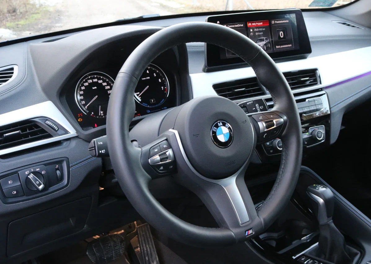Wnętrze wykończono materiałami na poziomie typowym dla BMW, z czytelnym kokpitem i sprawnym systemem iDrive, który w tej klasie wypada lepiej niż rozwiązania multimedialne większości konkurentów. Wnętrze wykończono materiałami na poziomie typowym dla BMW, z czytelnym kokpitem i sprawnym systemem iDrive, który w tej klasie wypada lepiej niż rozwiązania multimedialne większości konkurentów.