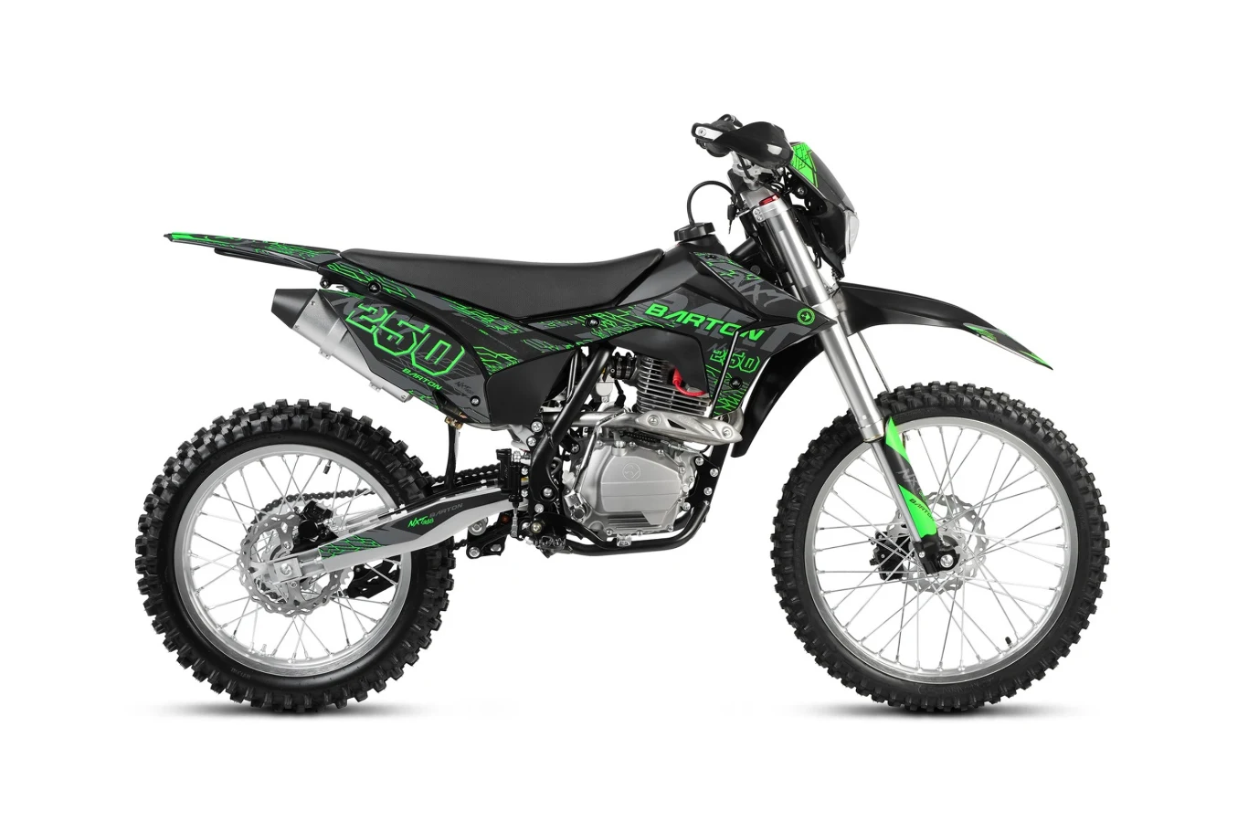 Barton NXT 250 Base waży 110 kg. czarno-zielony motocykl crossowy z wyraźnymi napisami na ramie, wyposażony w terenowe opony z agresywnym bieżnikiem, masywny wydech oraz wysokie zawieszenie zaprojektowane do jazdy off-road