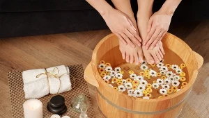 Ziołowe kąpiele do stóp zmniejszają obrzęki i potliwość.
