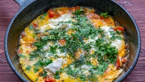 Wyborne danie z jajek, sera i pomidorów. Idealne na sycące śniadanie 