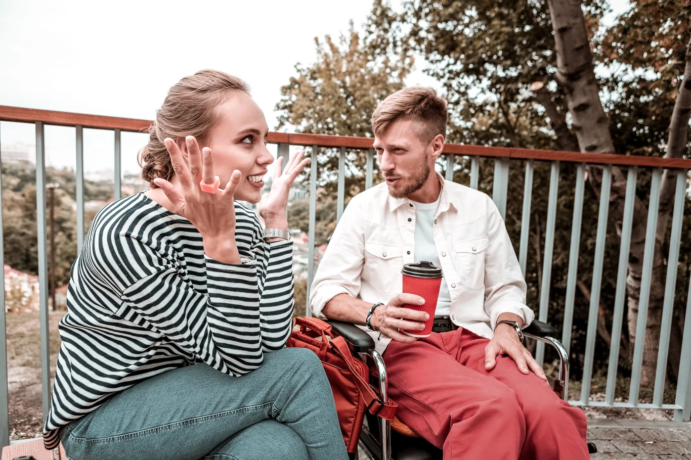 Czy plotkowanie w związku jest dobre? To zbliża partnerów? Ten sposób rozmowy wzięli pod lupę naukowcy