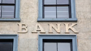 Banki cofają część podwyżek, kredytobiorcy są zagubieni. "Wyraźny dylemat"