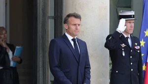 Emmanuel Macron przed Pałacem Elizejskim. Zdjęcie ilustracyjne