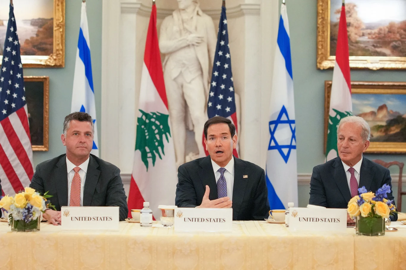 Przełom po dekadach. Rozmowy na linii Izrael - Liban w USA. Na zdjęciu: Sekretarz stanu USA Marco Rubio, jego doradca Michael Needham oraz ambasador USA w Libanie Michel Issa. Sekretarz stanu USA Marco Rubio wygłasza przemówienie wraz z doradcą Departamentu Stanu USA Michaelem Needhamem oraz ambasadorem USA w Libanie Michelem Issą.
