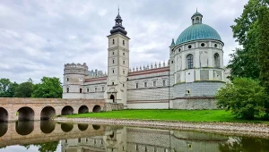 Ten zamek zachwyca turystów z zagranicy. Idealny kierunek na majówkę