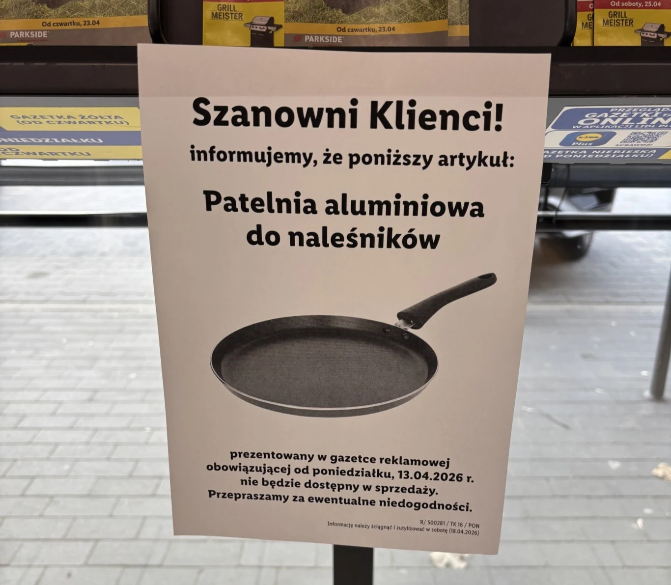 Informacja dla klientów o braku dostępności aluminiowej patelni do naleśników, z dużym czytelnym napisem, czarno-białą grafiką patelni oraz szczegółowym komunikatem dotyczącym niedostępności produktu od wskazanej daty.