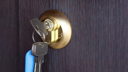 Zostawiając klucz w drzwiach na noc, tak naprawdę wcale nie poprawiasz swojego bezpieczeństwa