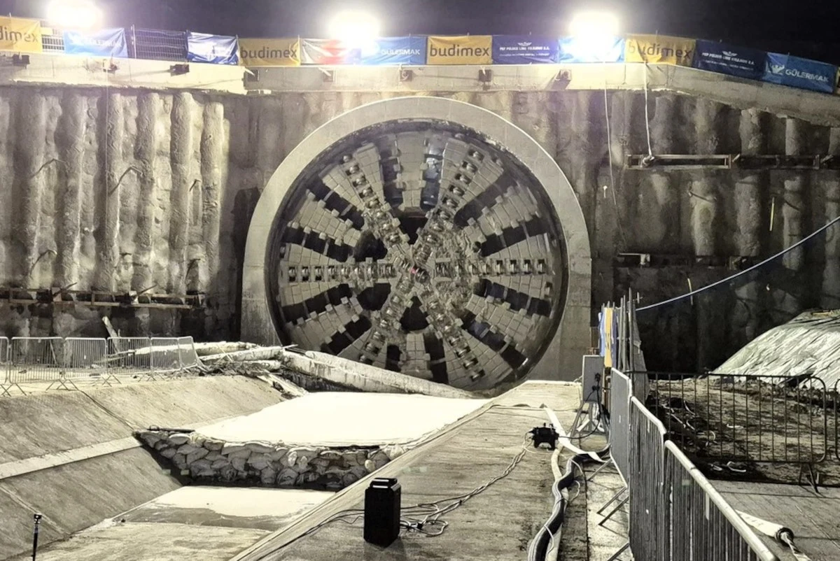 Najdłuższy tunel kolejowy w Polsce przebity. Kiedy pojadą nim pociągi? Maszyna TBM Jadwiga po przebiciu najdłuższego tunelu kolejowego w Polsce.