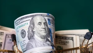 Wojna sprzyjała dolarowi. W spokojniejszych czasach waluta Amerykanów słabnie.