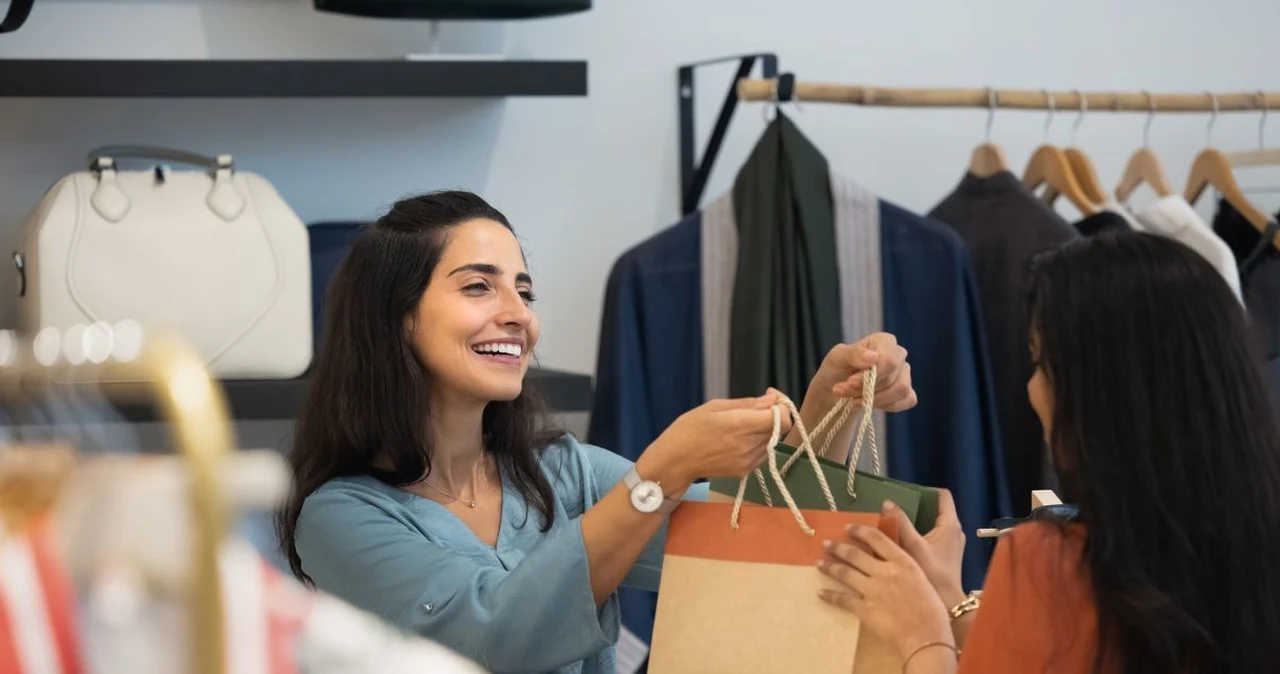 Mowa ciała w obsłudze klienta – jak niewerbalna komunikacja wpływa na sprzedaż w sklepie?