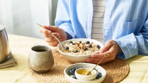 Ciepła czy nocna owsianka? Ten wybór może mieć znaczenie dla twojego organizmu