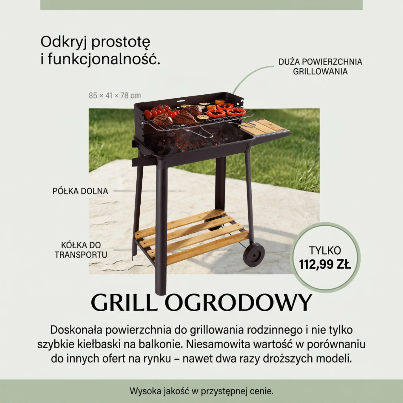 Czarny grill ogrodowy z szeroką rusztem wypełnionym grillowanym mięsem i warzywami, wyposażony w drewnianą półkę dolną oraz kółka ułatwiające transport, umieszczony na tle zielonego trawnika; widoczna etykieta z ceną 112,99 zł i opisem funkcjonalności.