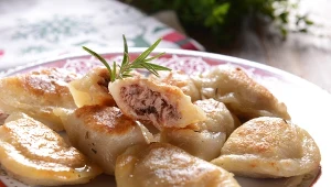 Domowe pierogi z mięsem podsmażone na patelni do prawdziwa perełka kuchni polskiej 