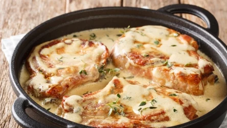 Poznaj przepis na soczysty schab w sosie cebulowo-musztardowym