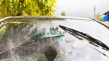 ​Smugi na szybie po wycieraczkach? Zamiast kupować nowe, sprawdź ten trik