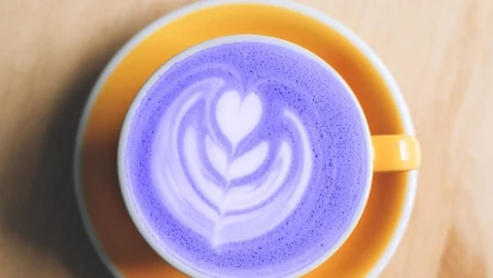Fioletowa latte zachwyca smakiem i wyglądem