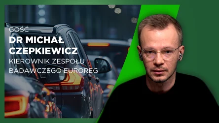 portret mężczyzny w okularach i słuchawkach na uszach po prawej stronie, po lewej stronie zbliżenie na samochody stojące w korku oraz tekst informacyjny z imieniem i tytułem naukowym dr Michała Czepkiewicza, kierownika zespołu badawczego EUROREG